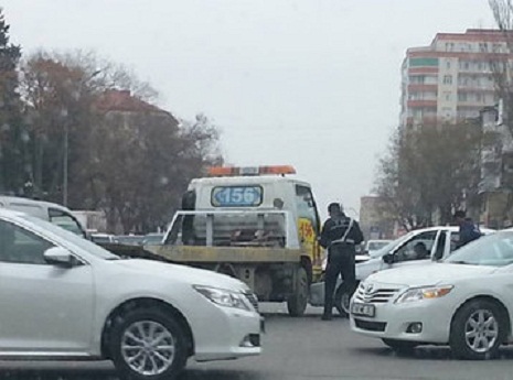 Bakıda polis evakuatoru avtomobil ilə toqquşub